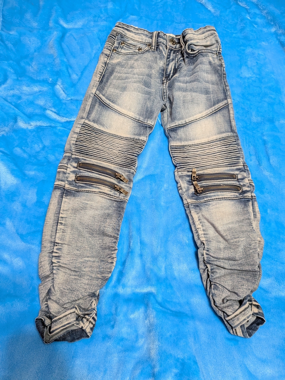 👖 Distressed Moto Jeans with Zipper Accents 👖